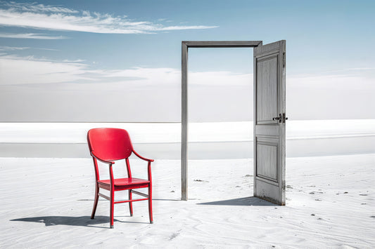 Minimalistischer, surrealer Leinwanddruck 'Die Schwelle im Licht' – Roter Stuhl, Tuerrahmen, Strand, Meer